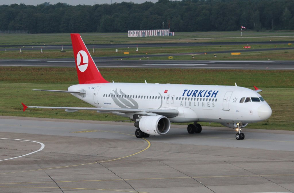 Turkish Airlines A 320-214 TC-JPV bei der Ankunft in Berlin-Tegel am 22.08.2012