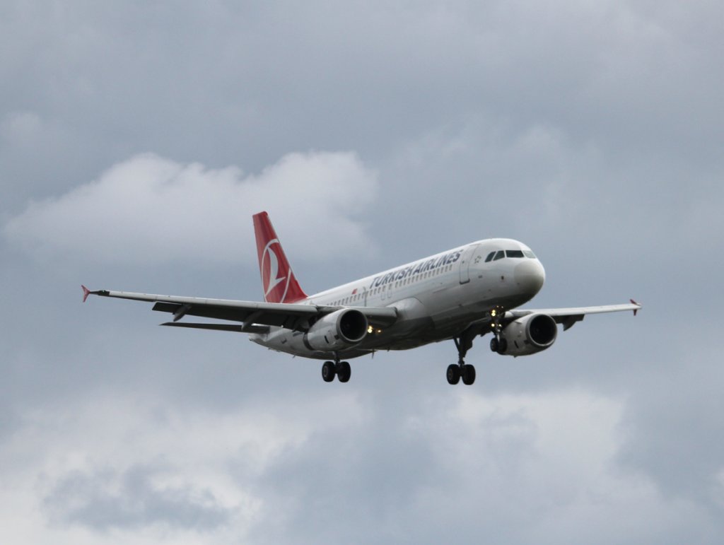 Turkish Airlines A 320-232 TC-JPB bei der Landung in Berlin-Tegel am 20.07.2012