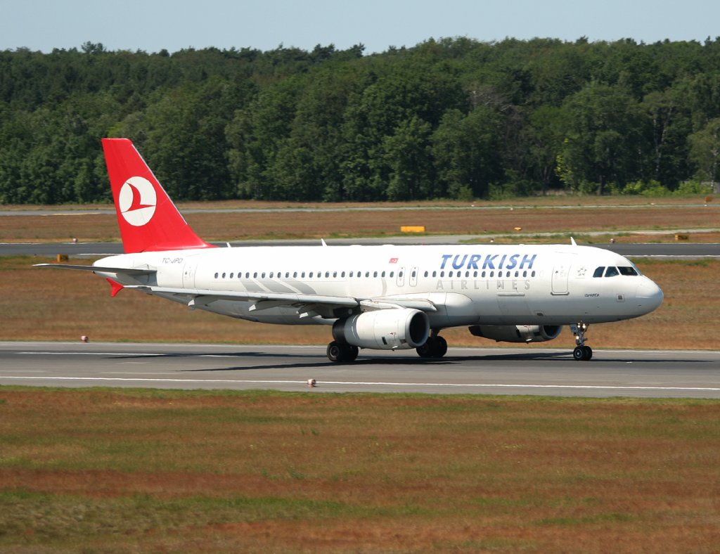 Turkish Airlines A 320-232 TC-JPD beim Start in Berlin-Tegel am 02.06.2011