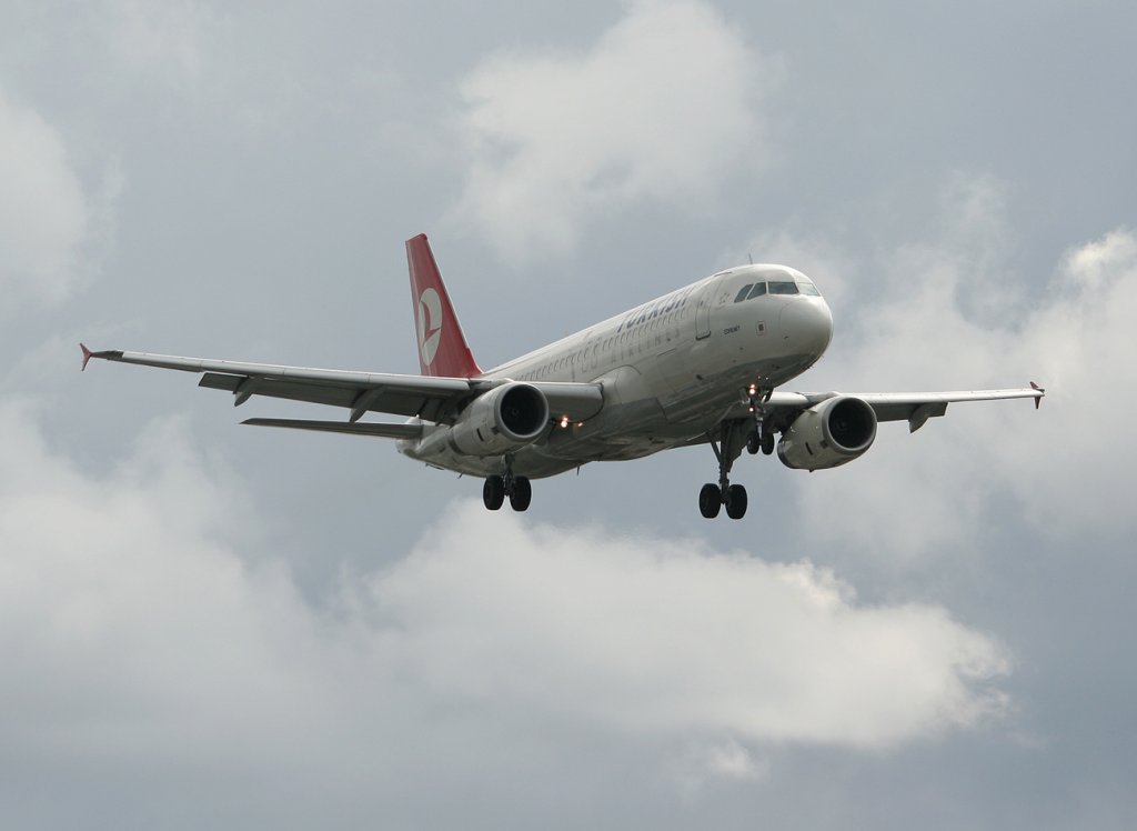 Turkish Airlines A 320-232 TC-JPJ kurz vor der Landung in Berlin-Tegel am 19.06.2011