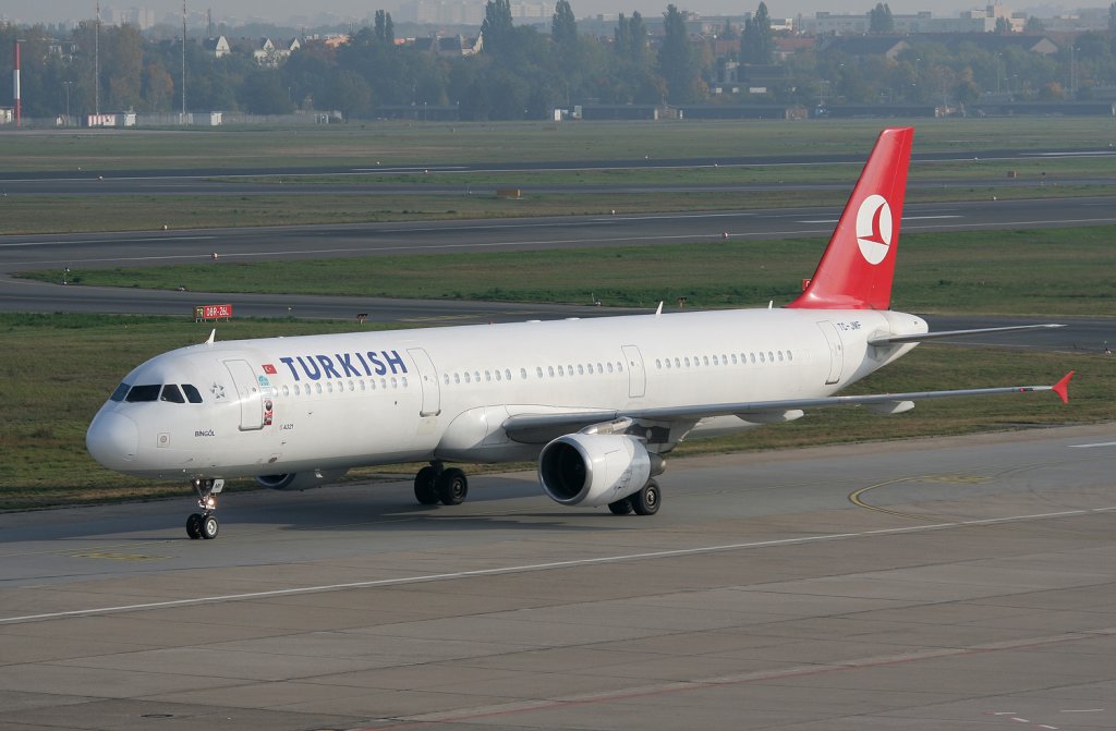 Turkish Airlines A 321-211 TC-JMF am 09.10.2010 auf dem Flughafen Berlin-Tegel