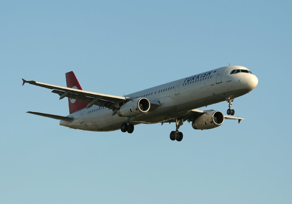 Turkish Airlines A 321-231 TC-JMD kurz vor der Landung in Berlin-Tegel am 30.09.2011