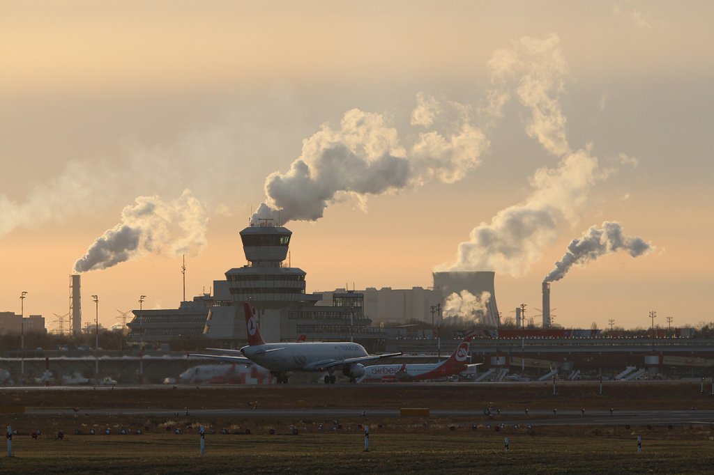 Turkish Airlines A 321-231 TC-JRC beim Start in Berlin-Tegel am 28.12.2012