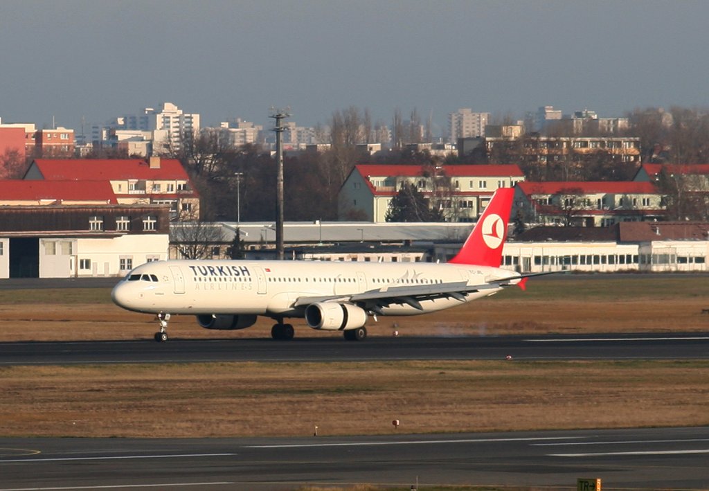 Turkish Airlines A 321-231 TC-JRL bei der Landung in Berlin-Tegel am 05.12.2009