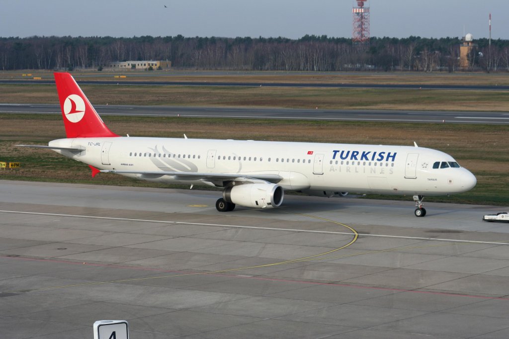 Turkish Airlines A 321-231 TC-JRL am 05.12.2009 auf dem Flughafen Berlin-Tegel