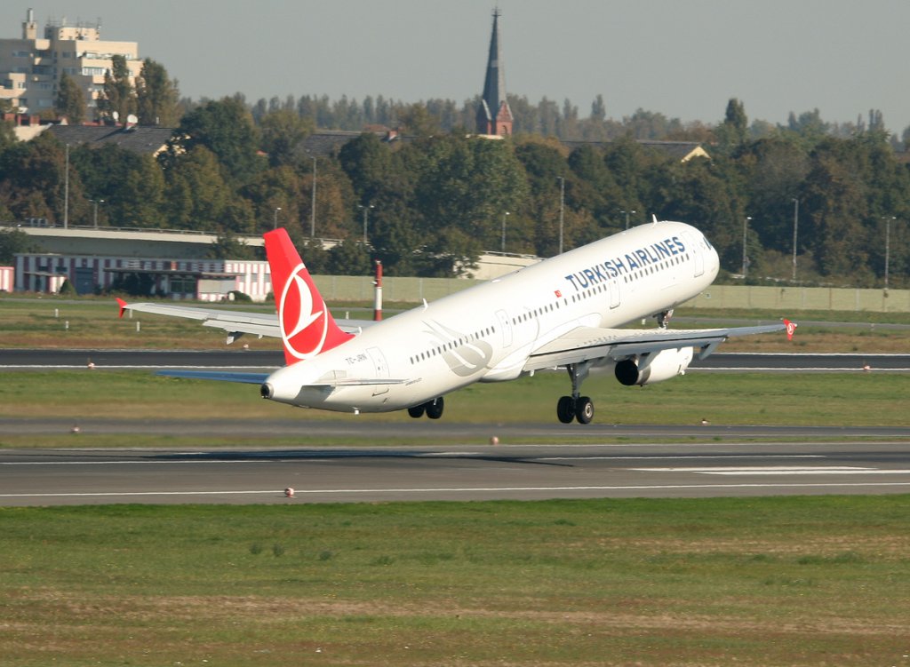 Turkish Airlines A 321-231 TC-JRN beim Start in Berlin-Tegel am 01.10.2011