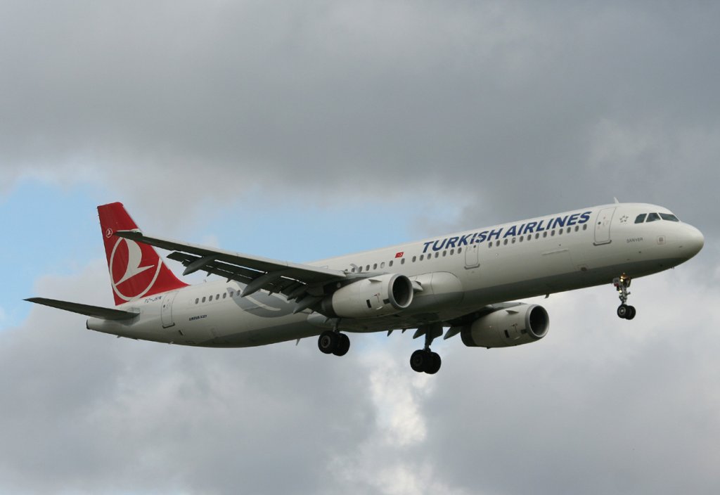 Turkish Airlines A 321-231 TC-JRN bei der Landung in Berlin-Tegel am 25.06.2012
