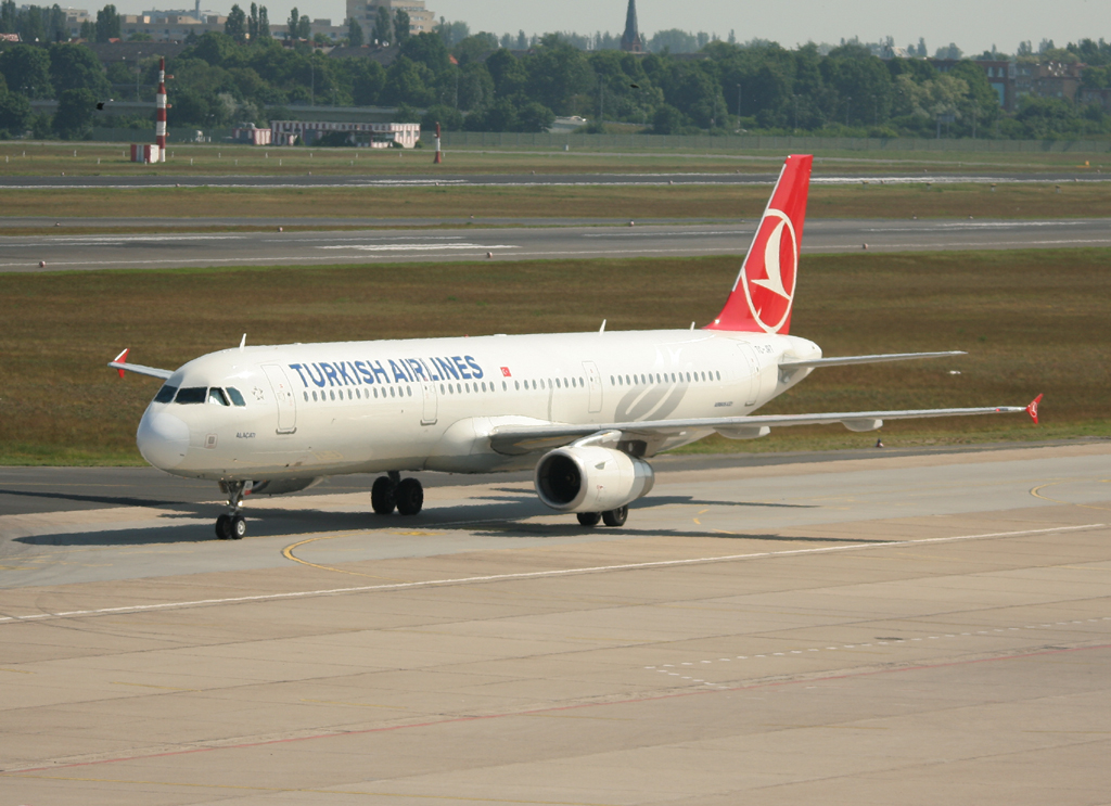 Turkish Airlines A 321-231 TC-JRT bei der Ankunft in Berlin-Tegel am 22.05.2012