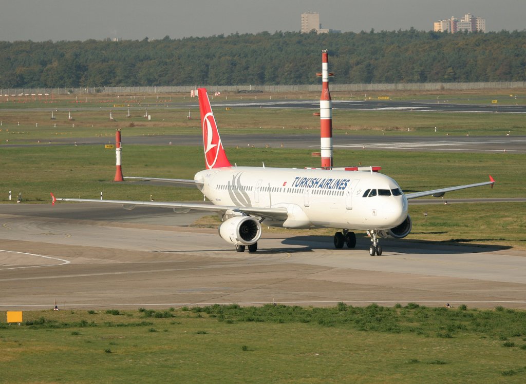 Turkish Airlines A 321-231 TC-JRU bei der Ankunft in Berlin-Tegel am 15.10.2011