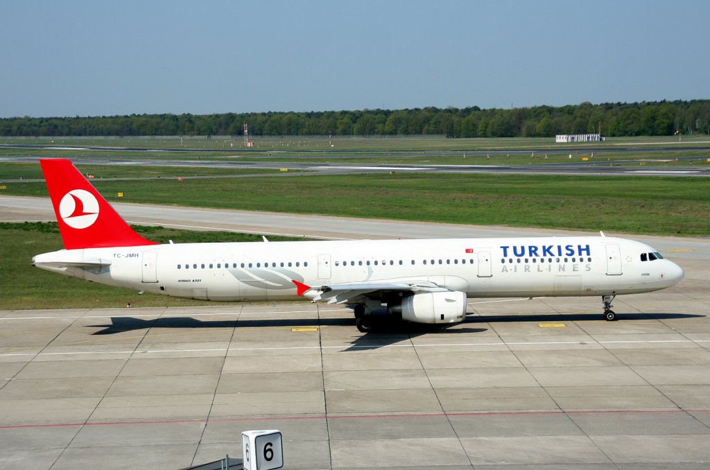 Turkish Airlines A 321-232 TC-JMH am 21.04.2011 auf dem Flughafen Berlin-Tegel