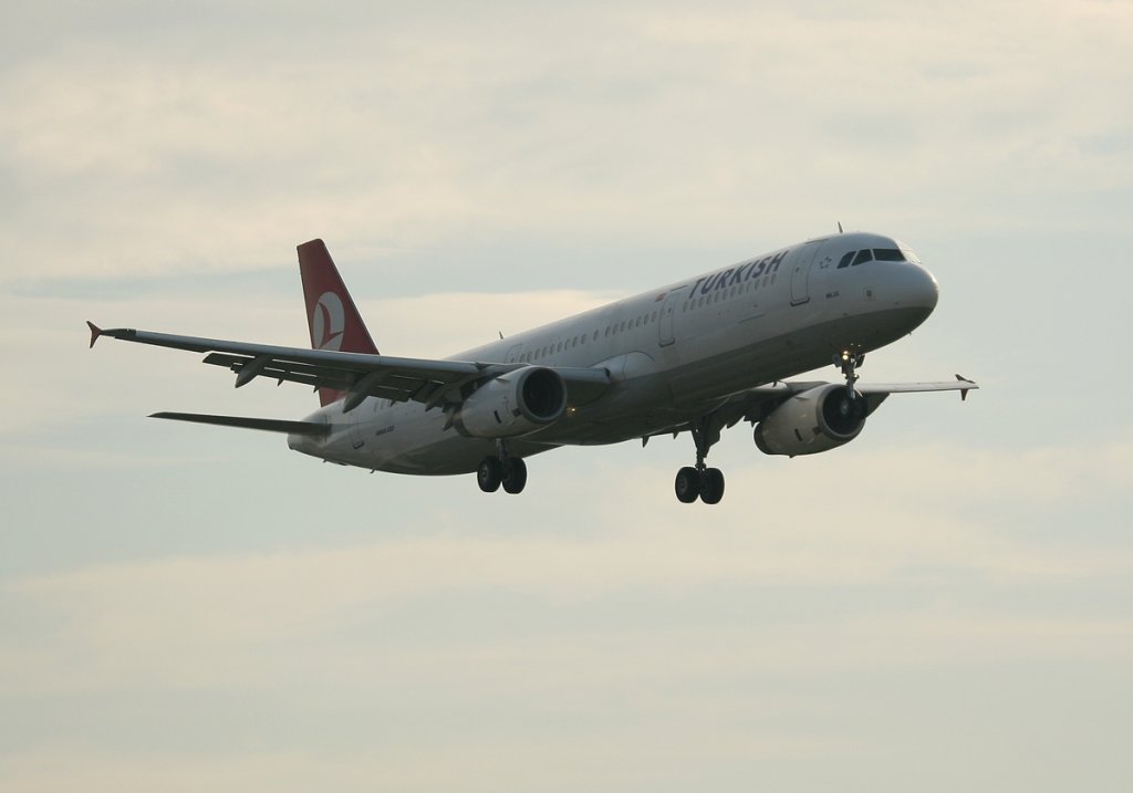 Turkish Airlines A 321-232 TC-JMI kurz vor der Landung in Berlin-Tegel am 04.10.2011
