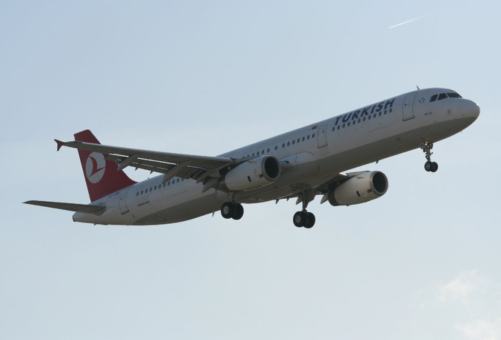 Turkish Airlines A 321-232 TC-JMI kurz vor der Landung in Berlin-Tegel am 09.03.2012