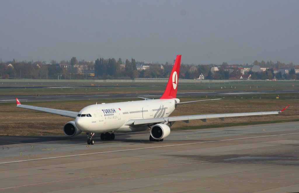 Turkish Airlines A 330-202 TC-JNG auf dem Weg zum Start in Berlin-Tegel am 01.11.2009