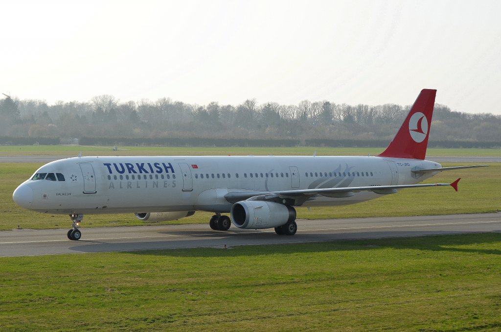 Turkish Airlines Airbus A321 TC-JRD mit dem Namen Balikesir nach der Landung in Hamburg Fuhlsbttel am 28.03.12