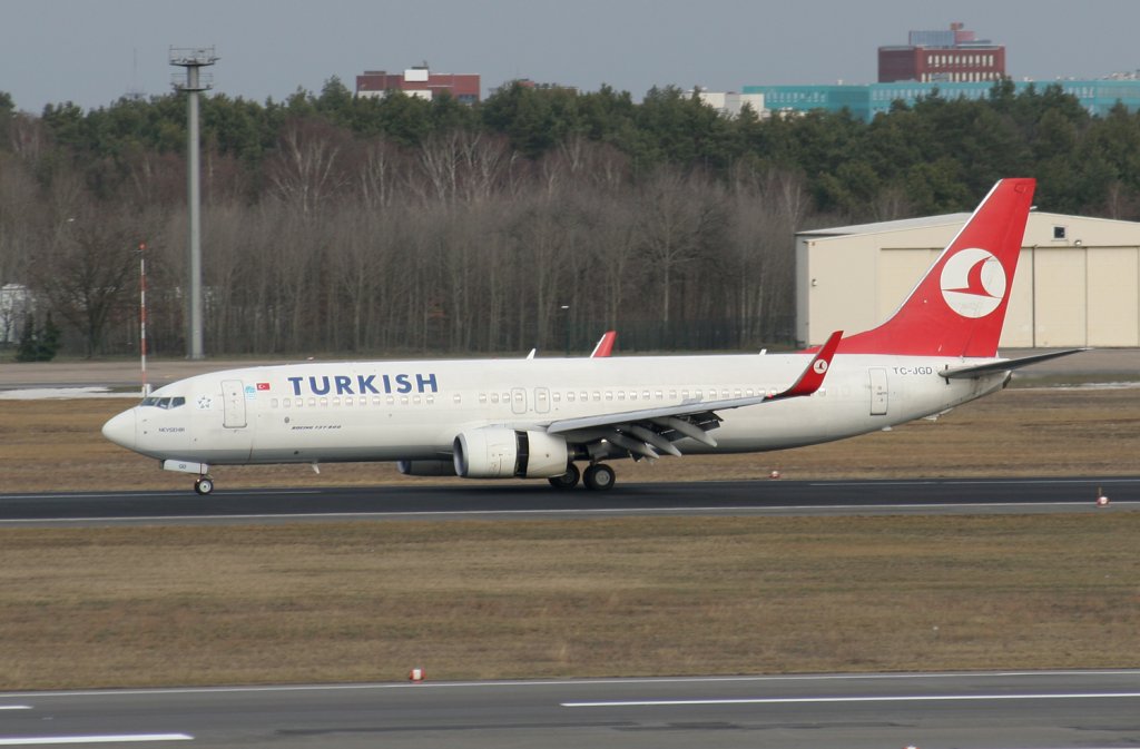 Turkish Airlines B 737-8F2 TC-JGD nach der Landung in Berlin-Tegel am 27.02.2010