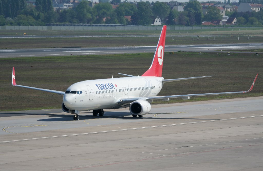 Turkish Airlines B 737-8F2 TC-JGR bei der Ankunft in Berlin-Tegel am 07.05.2011