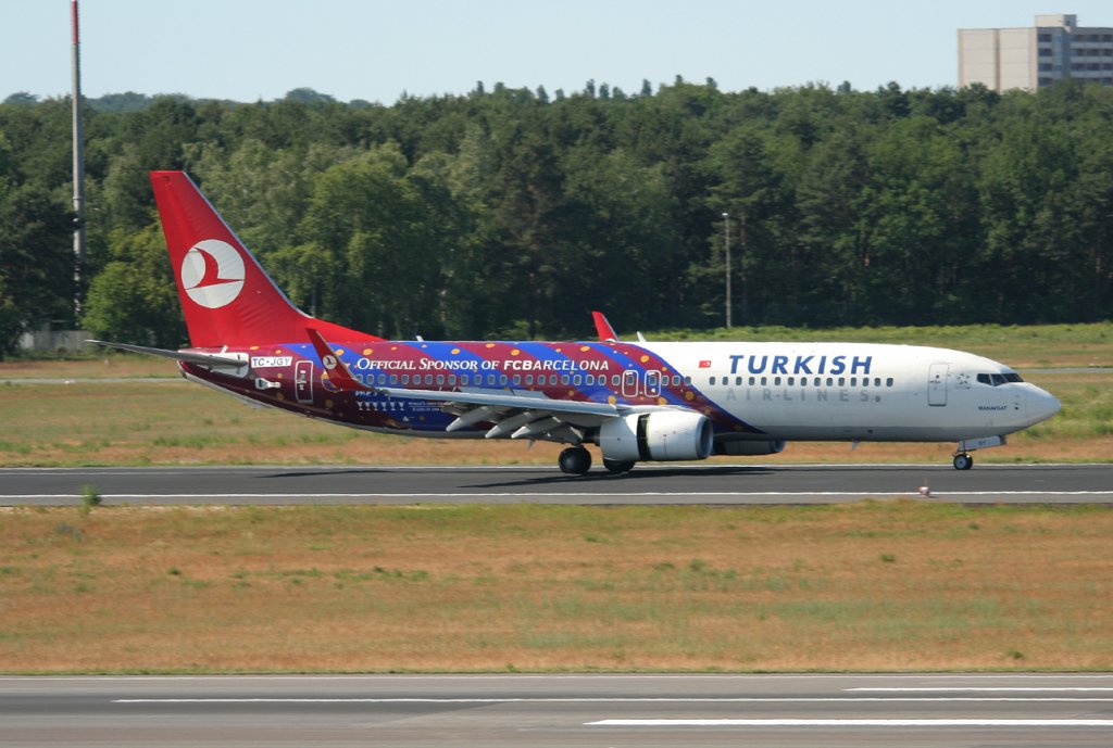 Turkish Airlines B 737-8F2 TC-JGY nach der Landung in Berlin-Tegel am 02.06.2011