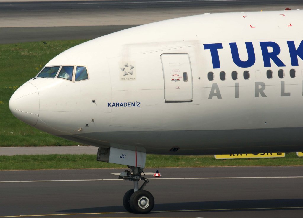 Turkish Airlines, TC-JJC, Boeing 777-300 ER  Karadeniz  (Manchester United-Sticker ~ Nase/Nose), 29.04.2011, DUS-EDDL, Dsseldorf, Germany 

