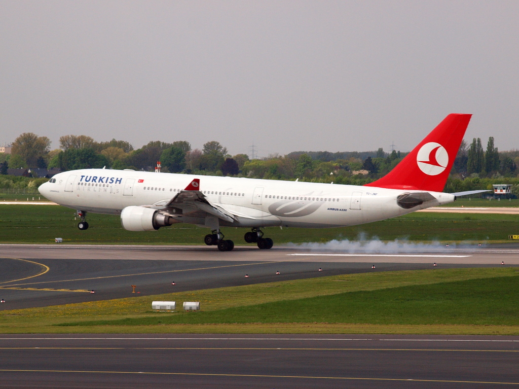 Turkish Airlines; TC-JNF. Airbus A330-202. Flughafen Dsseldorf. 17.04.2011.