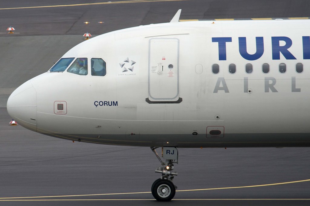Turkish Airlines, TC-JRJ  Corum , Airbus, A 321-200 (Bug/Nose), 11.08.2012, DUS-EDDL, Dsseldorf, Germany 