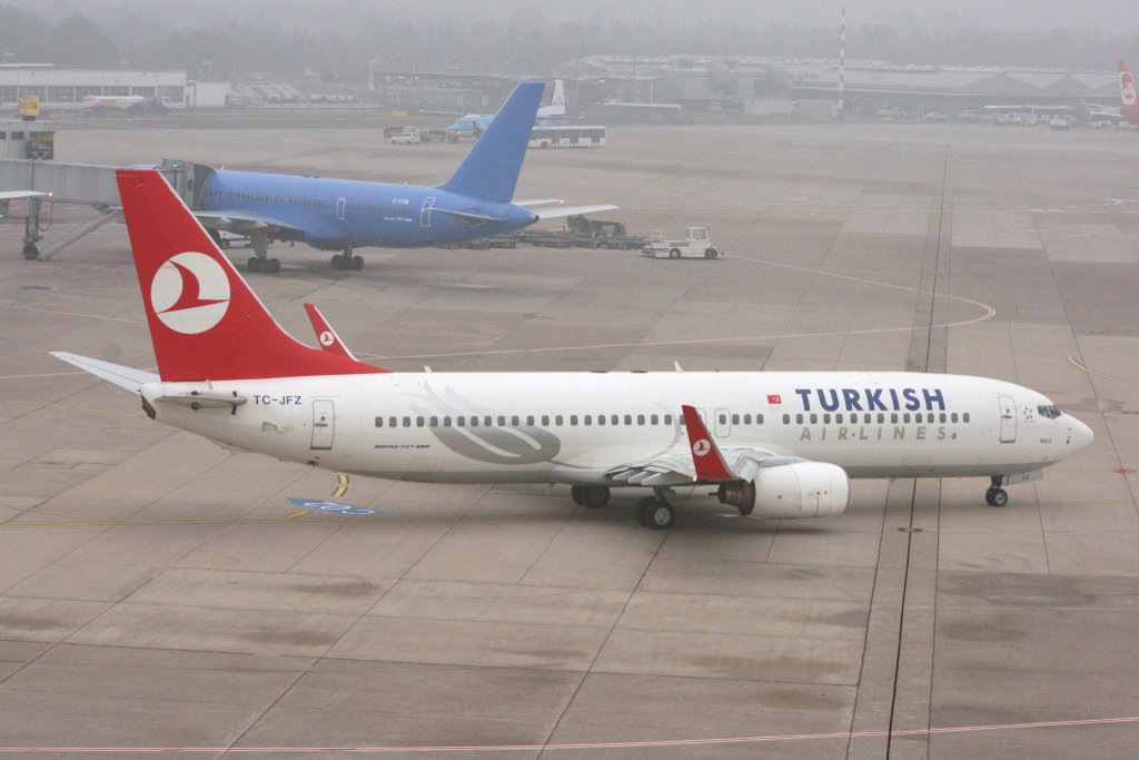 Turkish Airlines (TF-JFZ  Boing 737-800) am Flughafen Dsseldorf,7.2.2010.