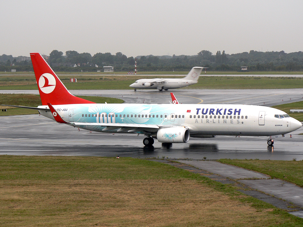 Turkish B737-800 TC-JGU und WDL BAe 146-200 D-AMAJ an der 23L in DUS / EDDL / Düsseldorf am 23.07.2007