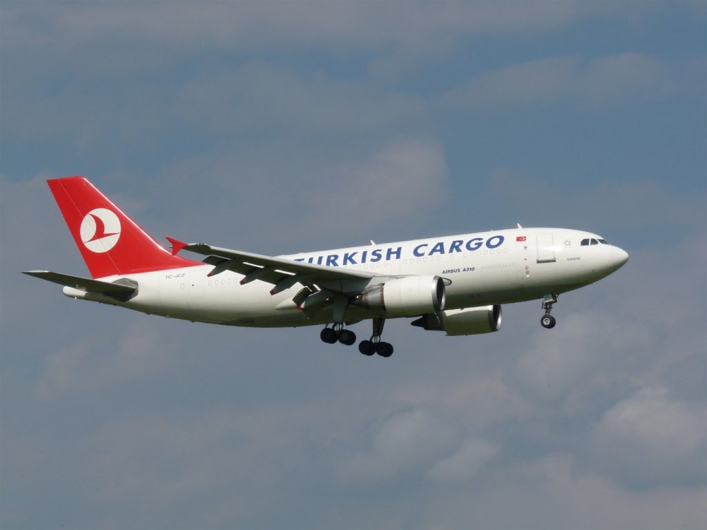 Turkish Cargo Airbus A310-304 vor Landung in ZRH (5.9.10).