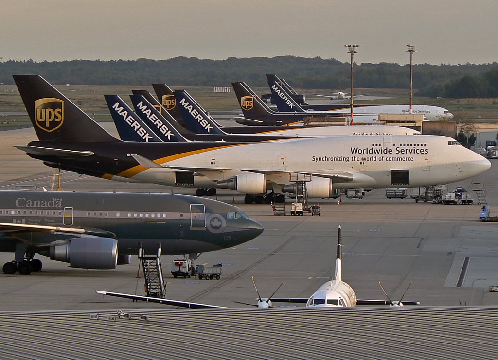 bersichtsaufnahme der Cargo Ramp in CGN/EDDK an einem Sonntagabend , aufgenommen im Okt. 09