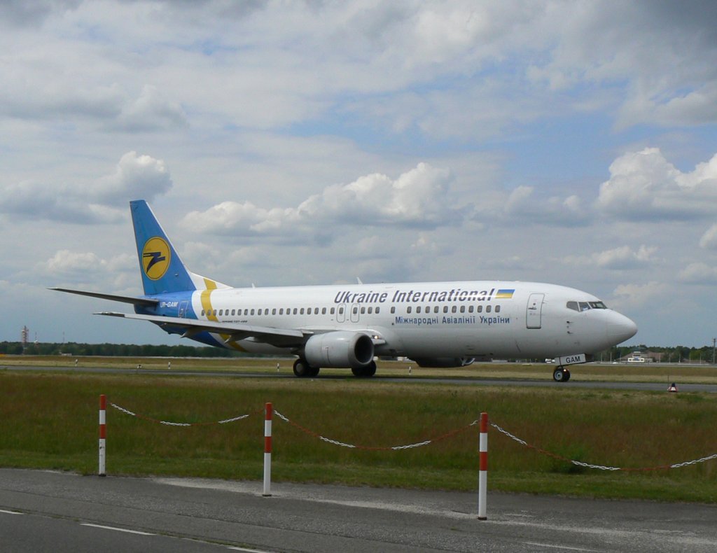 Ukraine International Airlines B 737-4Y0 UR-GAM auf dem Weg zum Start in Berlin-Tegel am 27.05.2011