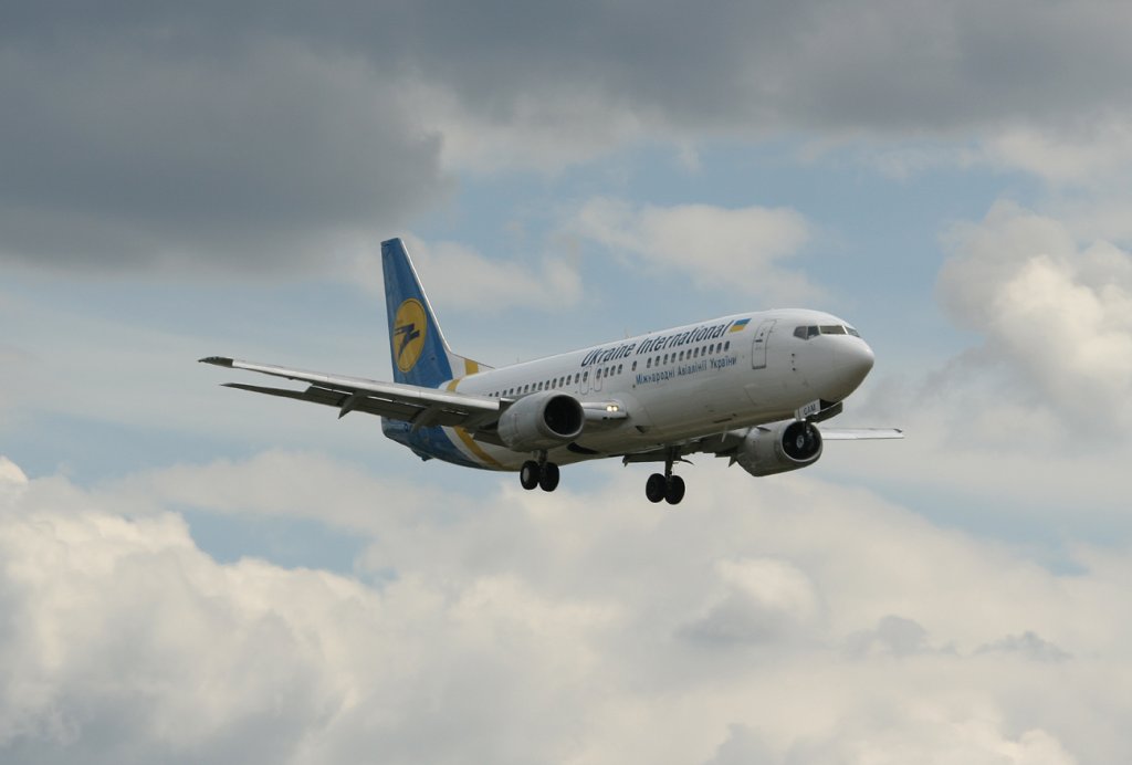 Ukraine International Airlines B 737-4YO UR-GAM kurz vor der Landung in Berlin-Tegel am 27.05.2011