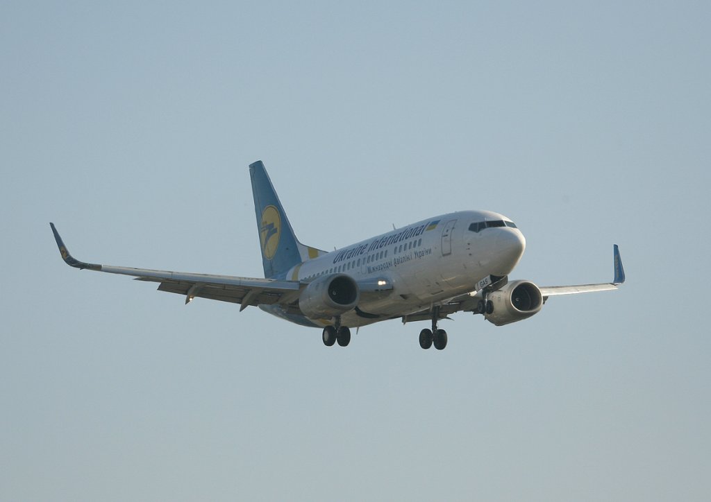 Ukraine International Airlines B 737-528 UR-GAS kurz vor der Landung in Berlin-Tegel am 29.10.2011