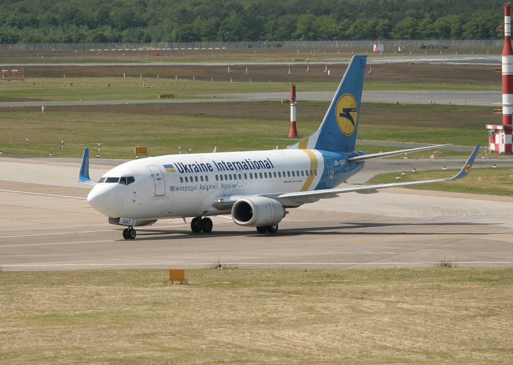 Ukraine International Airlines B 737-528 UR-GAT bei der Ankunft in Berlin-Tegel am 17.05.2012