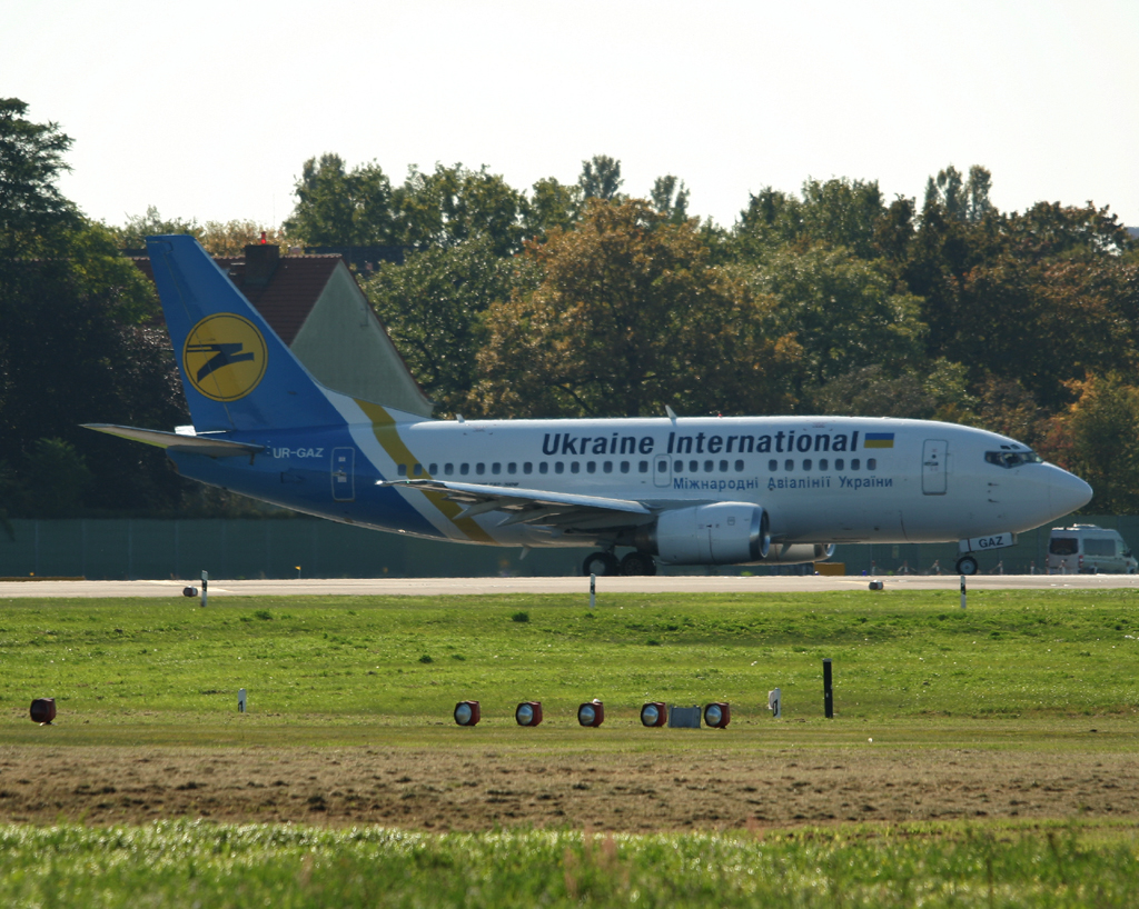 Ukraine International Airlines B 737-55D UR-GAZ kurz vor dem Start in Berlin-Tegel am 30.09.2011