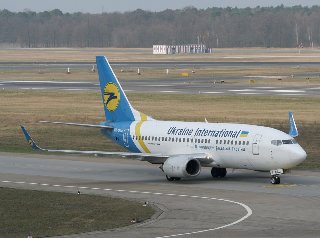 Ukraine International Airlines B 737-5YO UR-GAU bei der Ankunft in Berlin-Tegel am 02.04.2011