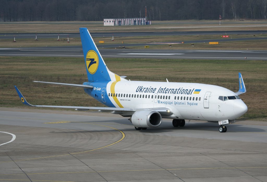 Ukraine International Airlines B 737-5YO UR-GAW bei der Ankunft in Berlin-Tegel am 03.04.2011