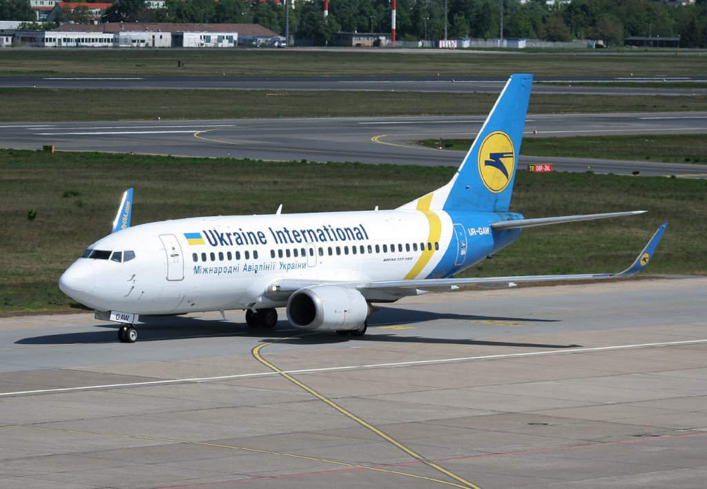 Ukraine International Airlines B 737-5YO UR-GAW bei der Ankunft in Berlin-Tegel am 01.05.2011