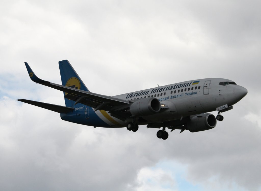 Ukraine International Airlines B 737-5YO UR-GAK bei der Landung in Berlin-Tegel am 20.07.2012
