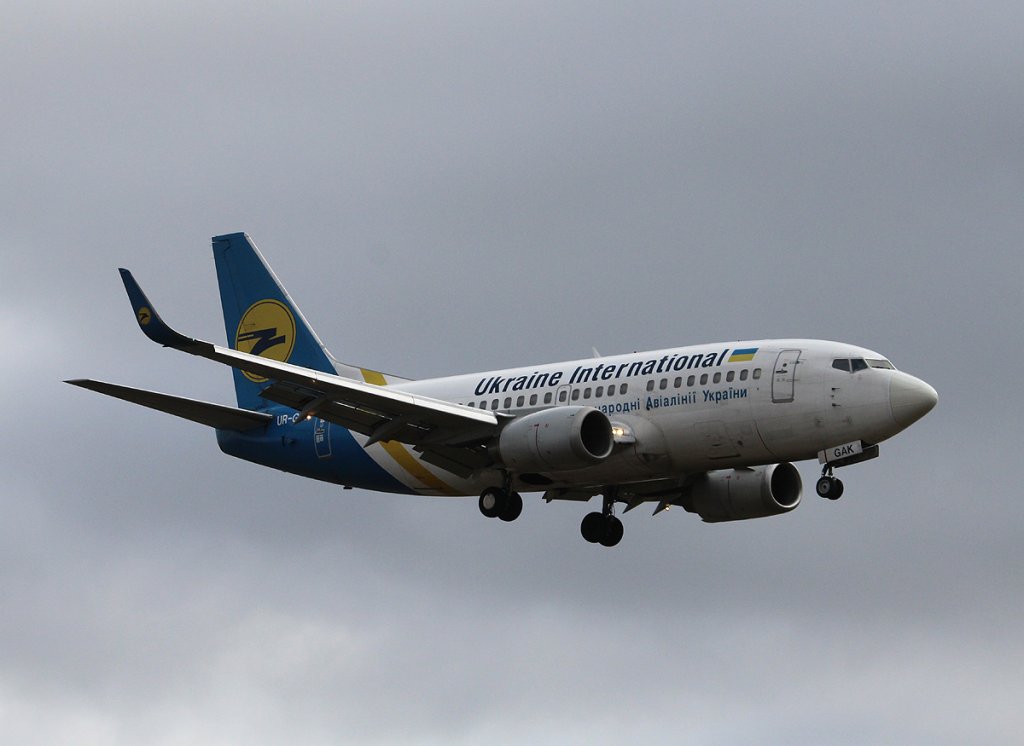 Ukraine International Airlines B 737-5YO UR-GAK bei der Landung in Berlin-Tegel am 03.03.2013