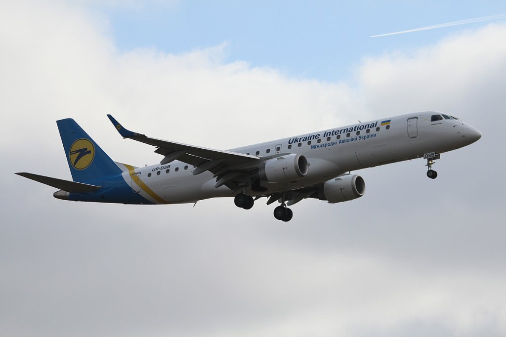 Ukraine International Airlines Embraer ERJ-190-100STD UR-DSB bei der Landung in Berlin-Tegel am 01.03.2013
