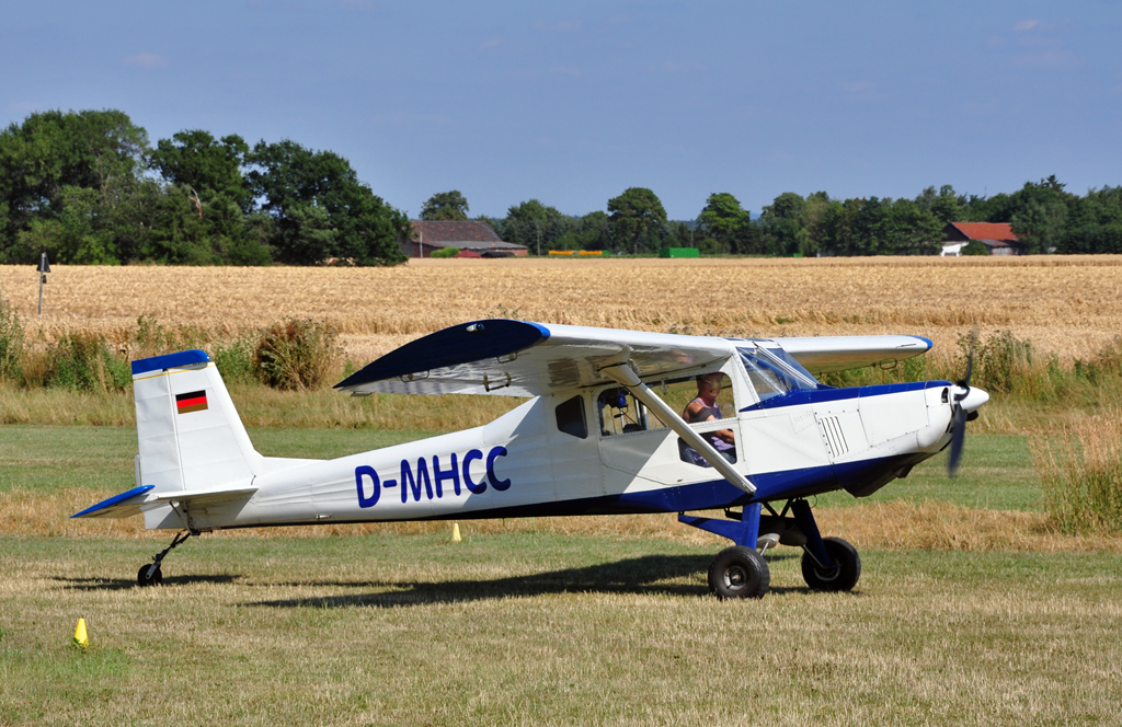 UL-Hochdecker Wild Thing WT-01, D-MHCC  auf dem UL-Flugplatz in Mggenhausen - 18.07.2010
