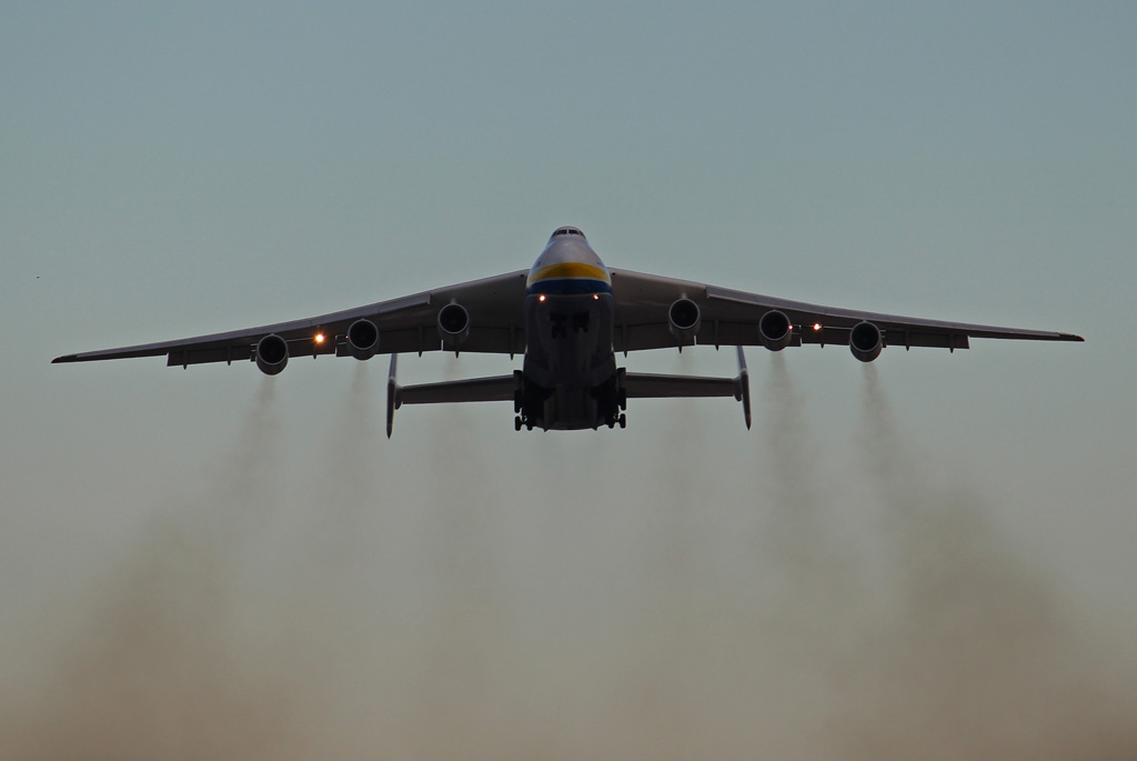 Um 15:20 Uhr Ortszeit hob die Antonov dann wieder vom Schkeuditzer Boden ab und setzte ihren Flug in Richtung Dubai fort, dort gibt es den nchsten Zwischenstop. Eine Umweltplakette htte sie wahrscheinlich nicht bekommen..., 02.11.2012.