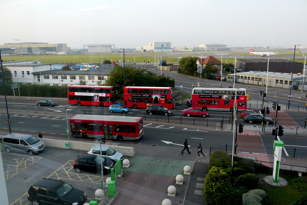 Um 7.30 Uhr fahren die roten Busse in Minutenabstnden. Auf der Bahn 27R wartet ein Swiss Airbus auf die Startfreigabe. brigens, wer auch diesen einmaligen Blick auf den Flughafen erleben mchte, hier die Anschrift: Holiday Inn Heathrow. Unsere Zimmernummer war 384 im dritten Stock, hher ging es nicht mehr. 31.7.2011 