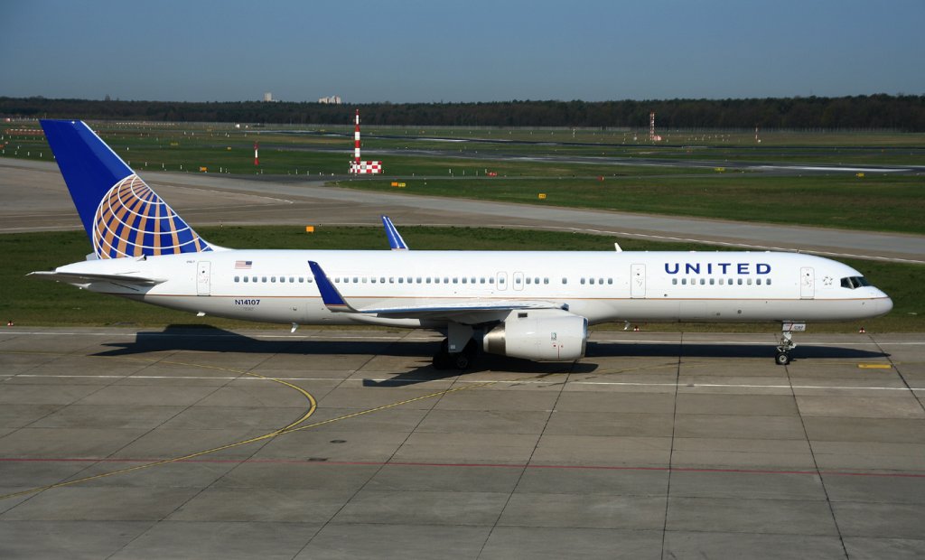 United Airlines B 757-224 N14107 am 16.04.2011 auf dem Flughafen Berlin-Tegel