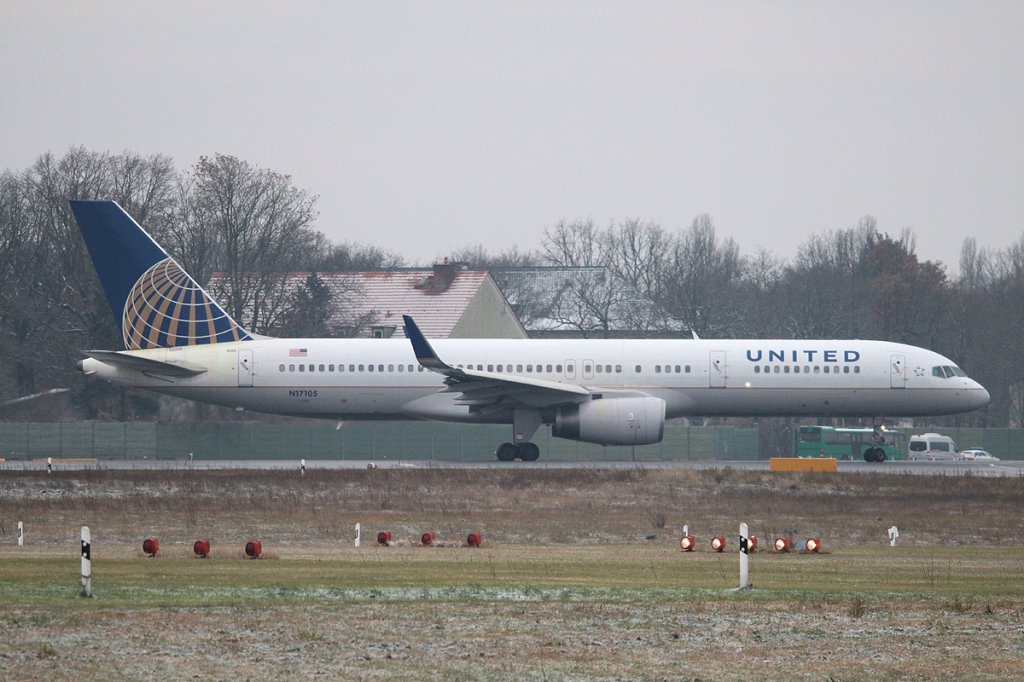 United Airlines B 757-224 N17105 kurz vor dem Start in Berlin-Tegel am 01.12.2012