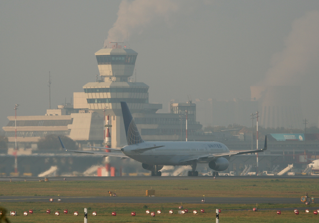 United Airlines B 757-224 N19117 beim Start in Berlin-Tegel an einem sehr trben Morgen des 29.10.2011