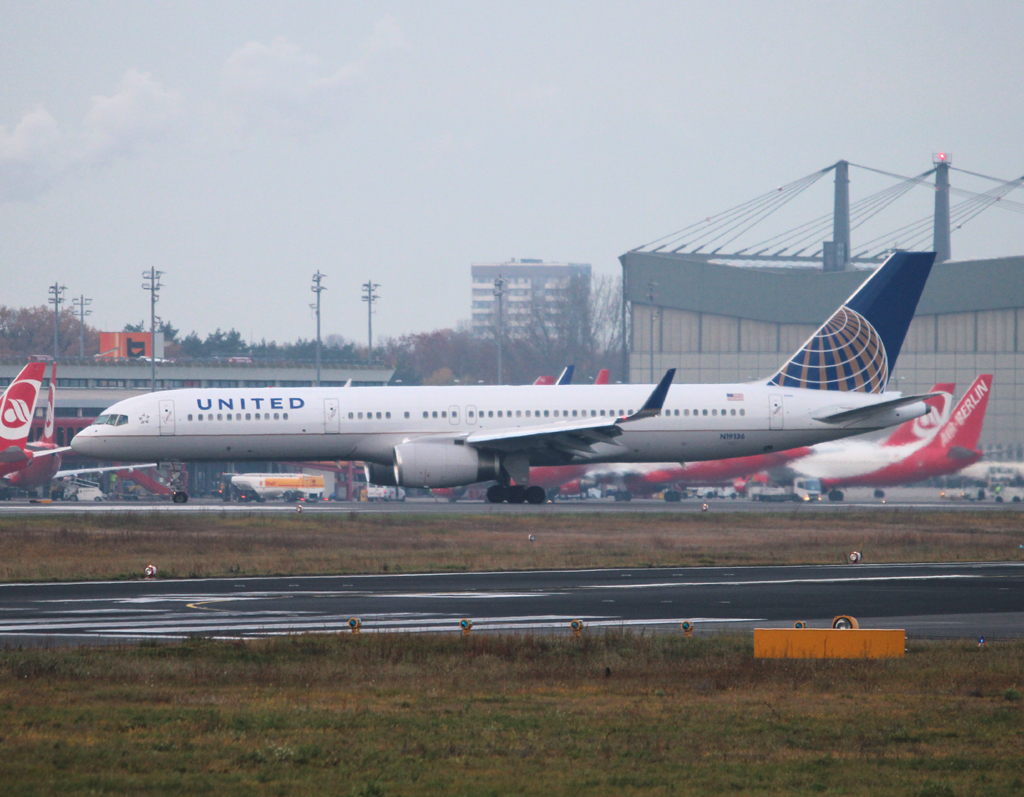 United Airlines B 757-224 N19136 bei der Ankunft in Berlin-Tegel am frhen Morgen des 10.11.2012