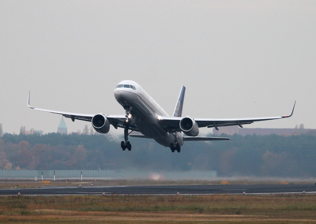 United Airlines B 757-224 N19136 beim Start in Berlin-Tegel am 10.11.2012