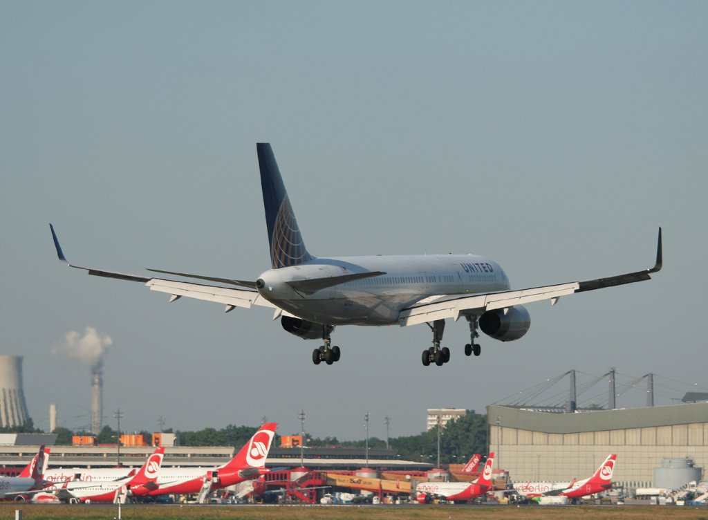 United Airlines B 757-224 N21108 kurz vor der Landung in Berlin-Tegel am 16.07.2011