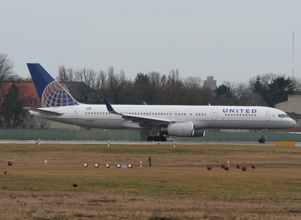 United Airlines B 757-224 N33132 kurz vor dem Start in Berlin-Tegel am 19.02.2012