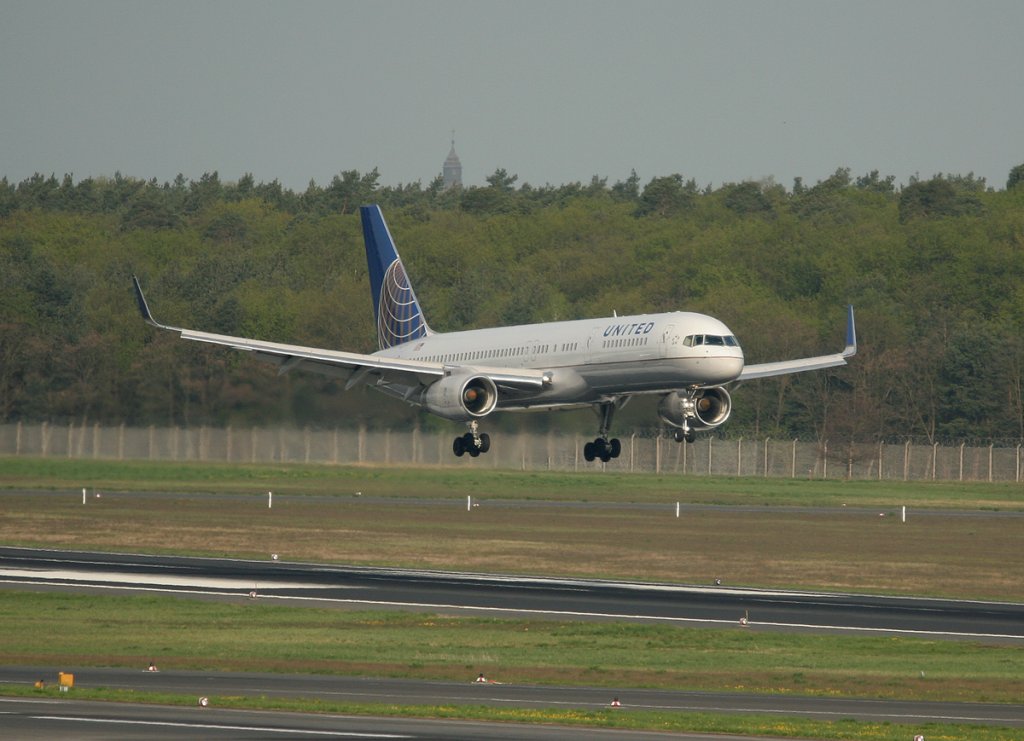 United Airlines B 757-224 N33132 bei der Landung in Berlin-Tegel am 28.04.2012